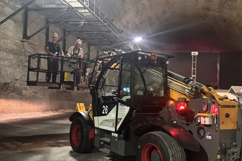 Boomlader beim Stahlbau und bei Montagearbeiten