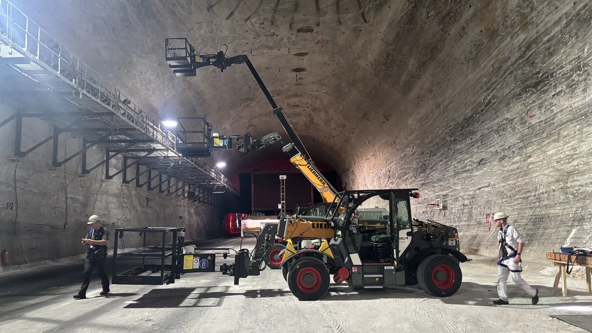 Boomlader Teleskoplader mit Arbeitsbühne auf der Baustelle